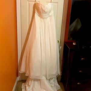 Strapless chiffon wedding dress